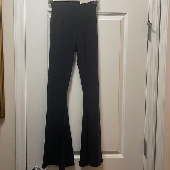 NWT $55R AE Aerial Offline Real Me Smocked Waist Super Flare Leggings. Size M. - Picture 6 of 11